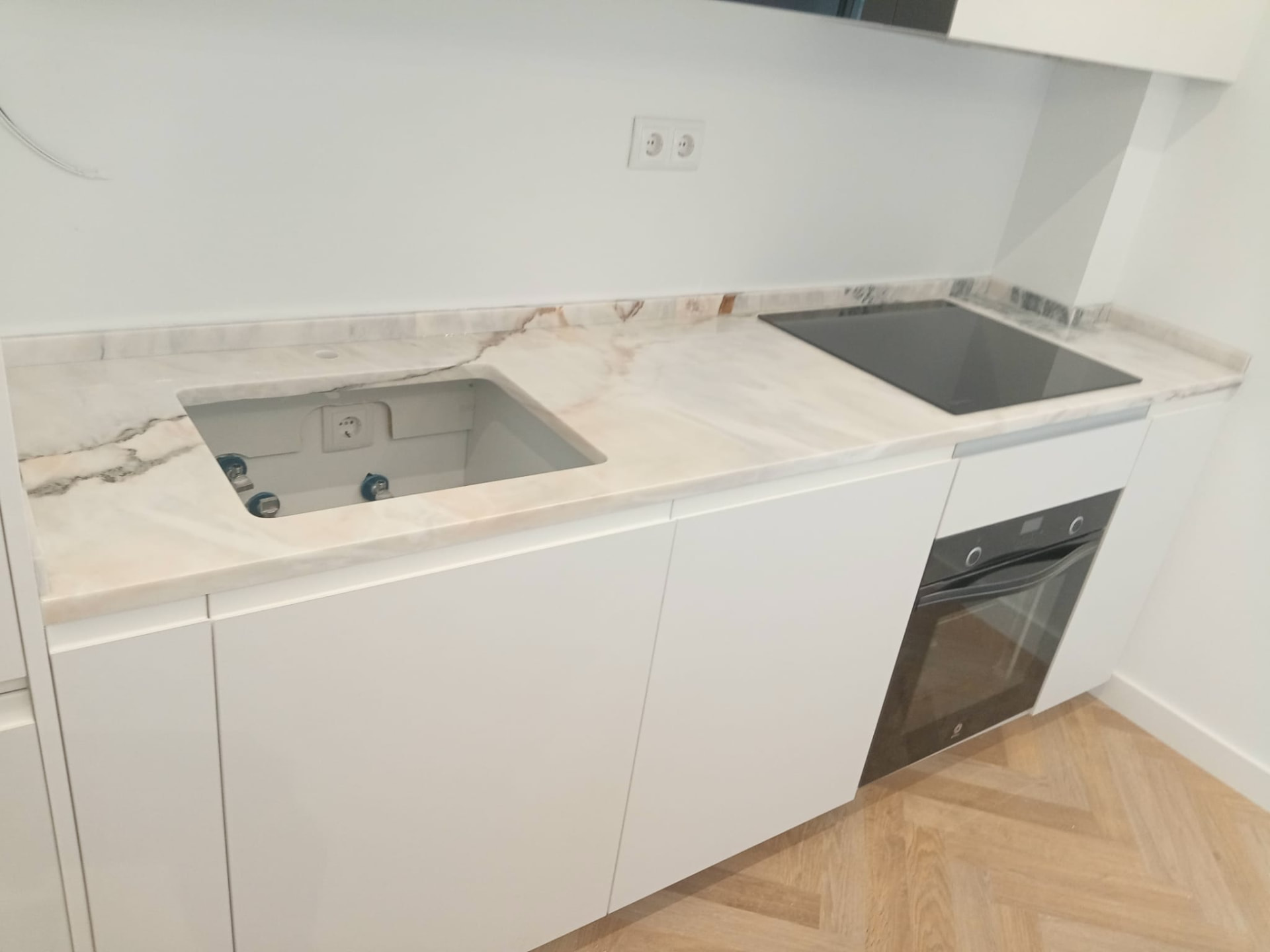 Bancada de cozinha em mármore com veios dourados