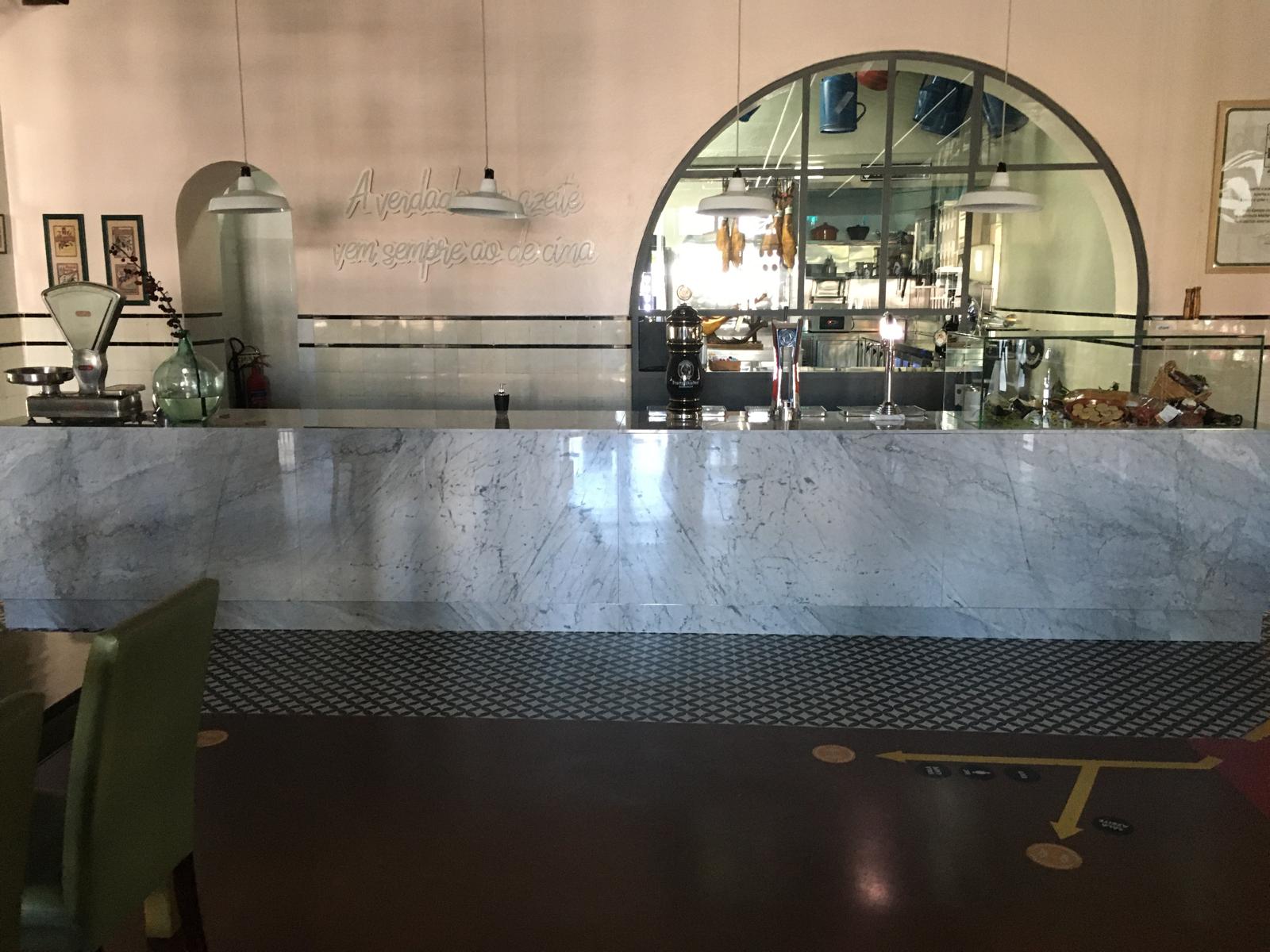 Bar em mármore branco Carrara em espaço de restauração