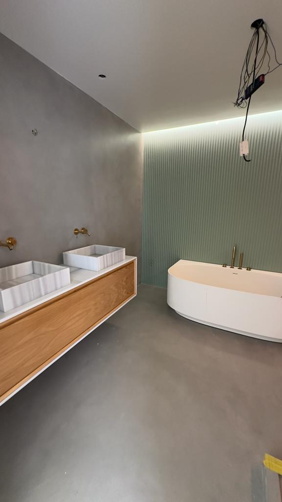 Casa de banho com lavatórios duplos em mármore branco